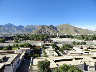 俯瞰山间城镇景象