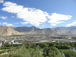 拉萨城市风光与远山景色