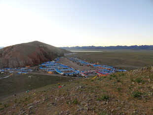 草原上的多彩帐篷营地