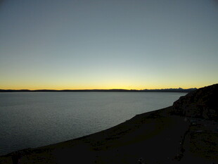 黄昏下的宁静湖畔风光