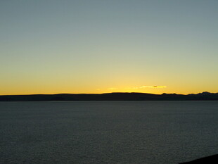 黄昏下的广阔海面景色