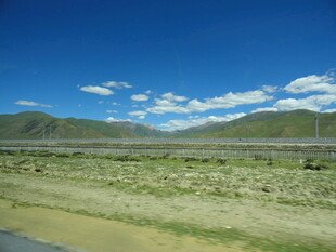 草原蓝天远山风景图