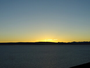 日落时分的宁静水面