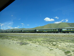 草原上行驶的一列火车