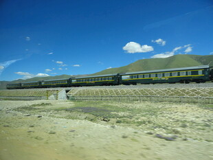 草原上的列车与行人