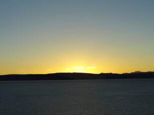 夕阳下的广阔水域景色