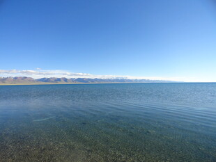 广阔清澈的宁静湖面