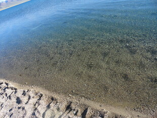 清澈海边沙滩近景