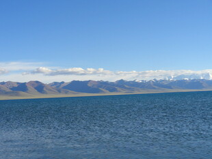辽阔湖泊与远处山峦美景