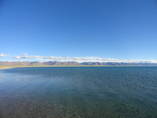 清澈湖水与远处山峦美景