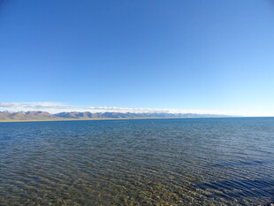 广阔清澈的平静水域景观