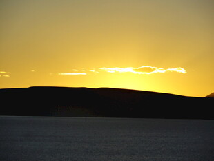 黄昏下的山水美景