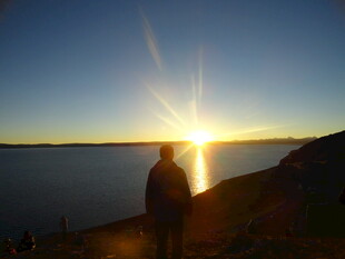 夕阳下的孤独身影