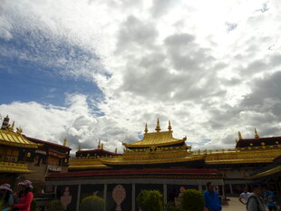 藏式寺庙金顶与蓝天白云