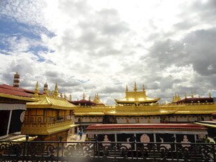 金碧辉煌的寺庙建筑群