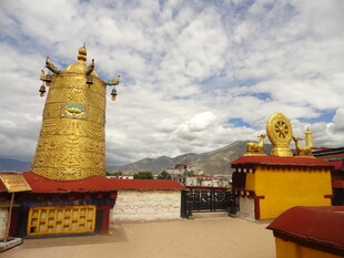 藏区金顶建筑景观