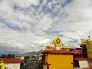 藏式建筑上的金色佛像