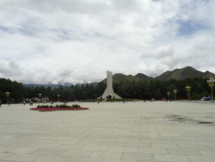 广场上的纪念碑与远山景色