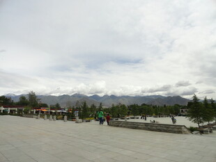 户外开阔风景及远处山峦