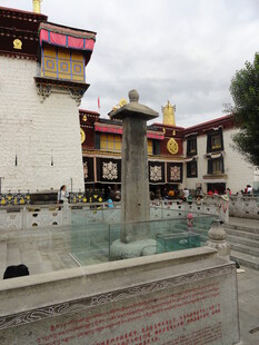 藏式建筑前的喷泉景观