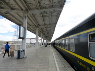 火车站台停靠的一列火车