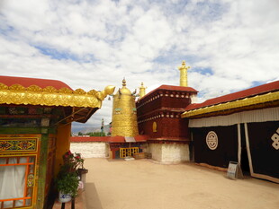 藏式寺庙金塔景观