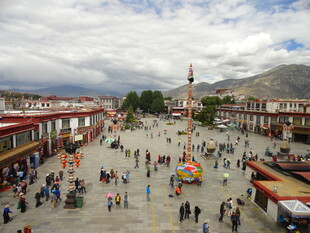 拉萨热闹广场人群景象