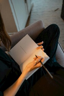 女子专注书写笔记本