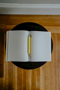 翻开的笔记本与钢笔