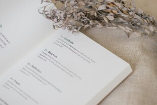翻开的笔记本与干花装饰