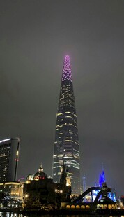 璀璨夜景中的摩天大楼