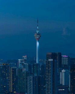 夜幕下的城市地标建筑