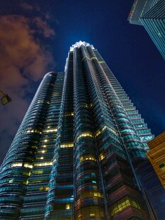 高耸摩天大楼夜景