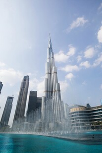迪拜城市天际线与喷泉景观