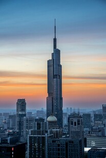 夕阳下的城市摩天大楼
