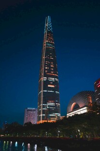 上海夜景中的高耸摩天大楼
