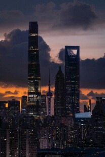 黄昏下的繁华都市天际线