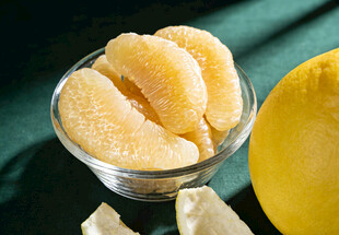 玻璃碗中的柚子果肉