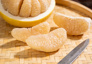 剥开的柚子果肉