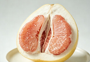 切开的红肉柚子