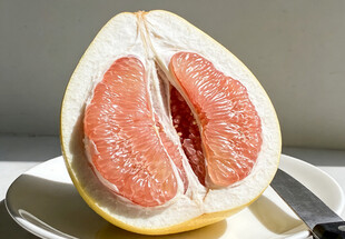 切开的三红蜜柚