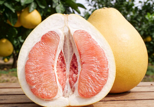 切开的红心柚子