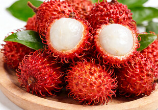 木盘上的毛荔枝