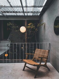 简约室内休闲椅与吊灯场景