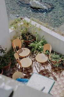 海边露台的休闲桌椅组合