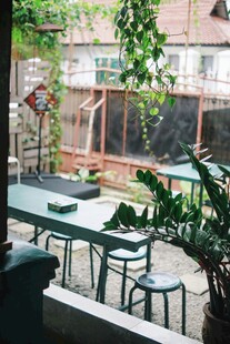 温馨阳台绿植桌椅景致