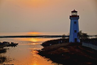 夕阳下的灯塔