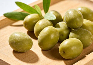 绿橄榄摆于木盘上