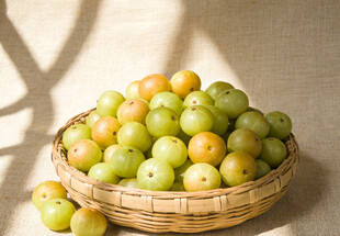 竹篮中的余甘果