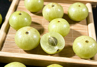 余甘子摆放在木托盘上